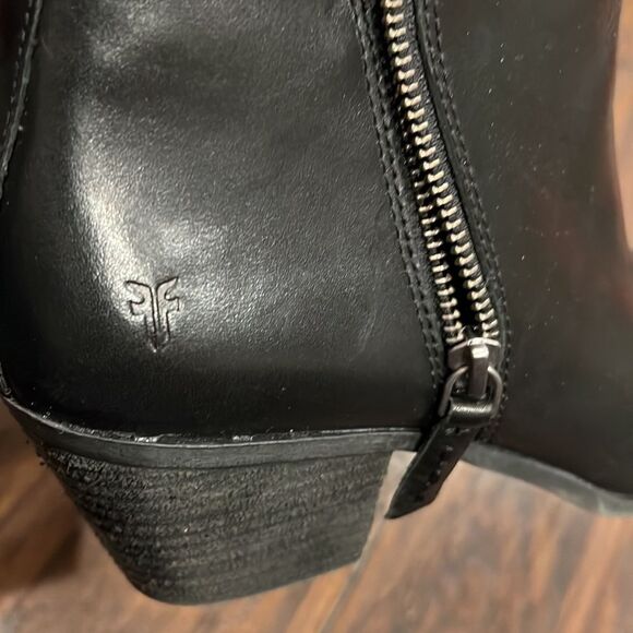 Frye Black Leather Judith Zip Bootie Sz. 9.5 in EUC - Picture 4 of 10